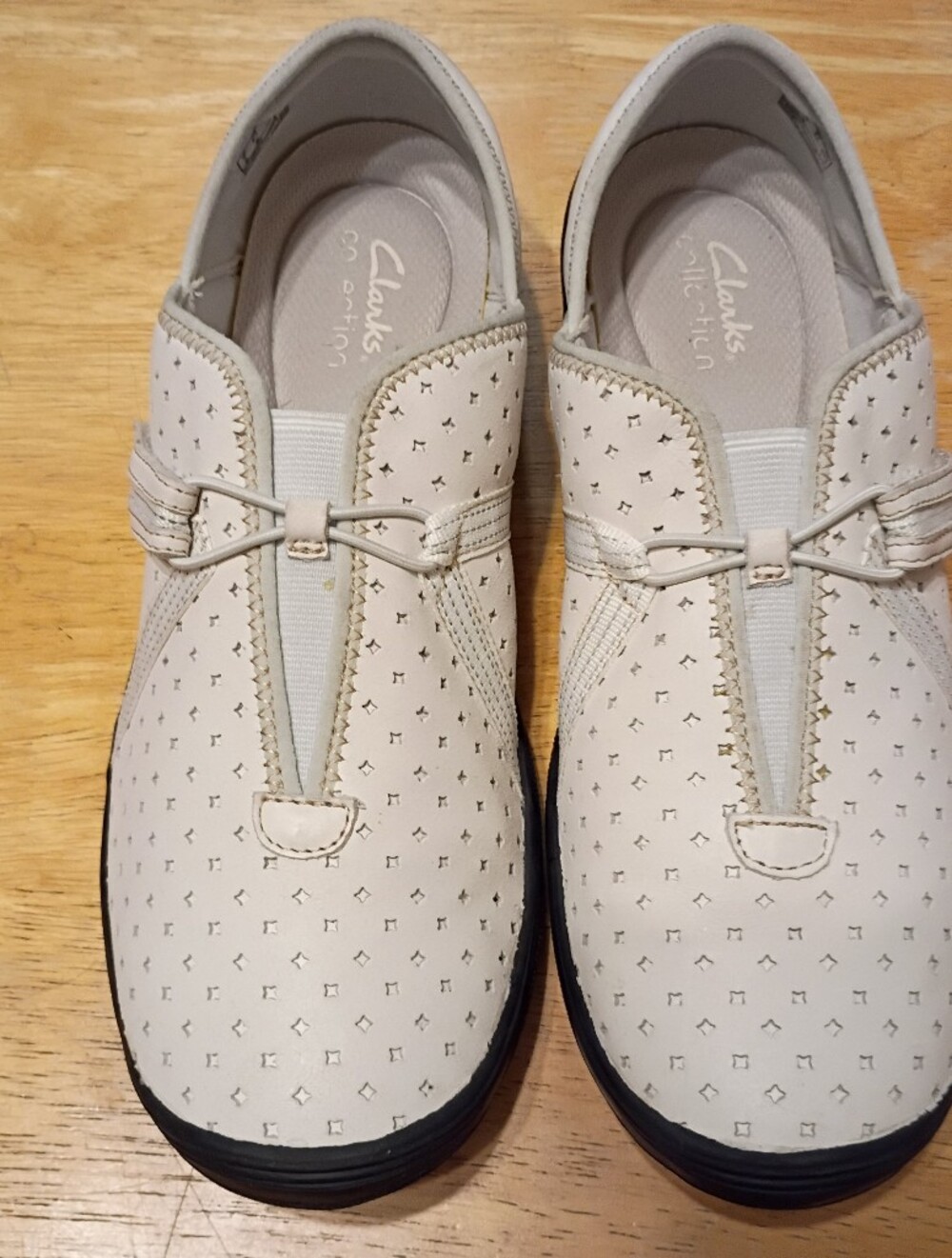 Clarks Women’s Casual Slip-On Shoes in Light Beige Size 9.5